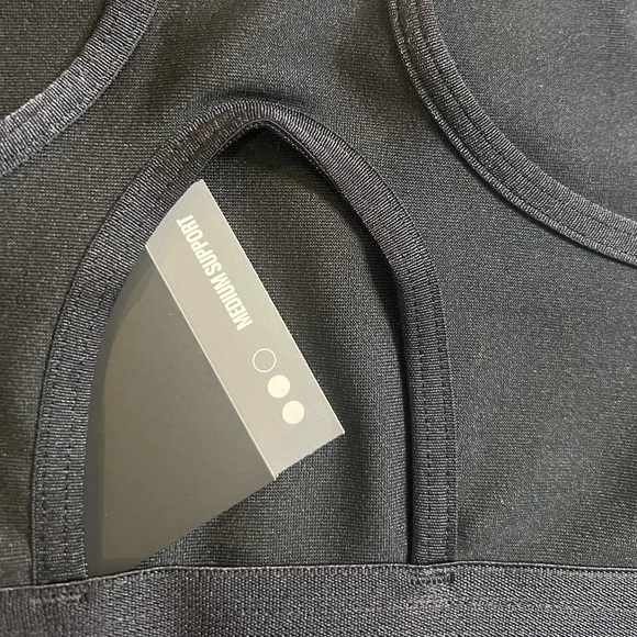 Women’s Extra Small Under Armour Mid Compression Sports Bra New With Tags - Picture 4 of 10